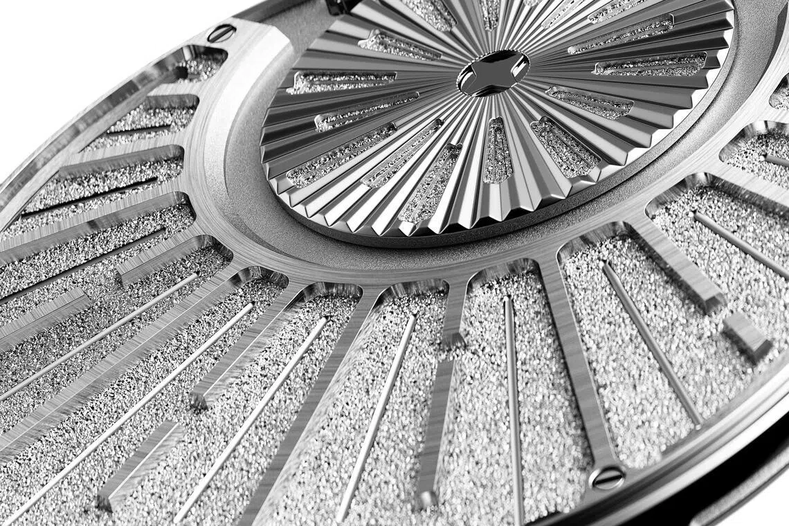 爱彼150 Heritage超卓复杂功能怀表以传统工艺为150周年盖章：铂金表壳通体手工雕刻。（爱彼提供）