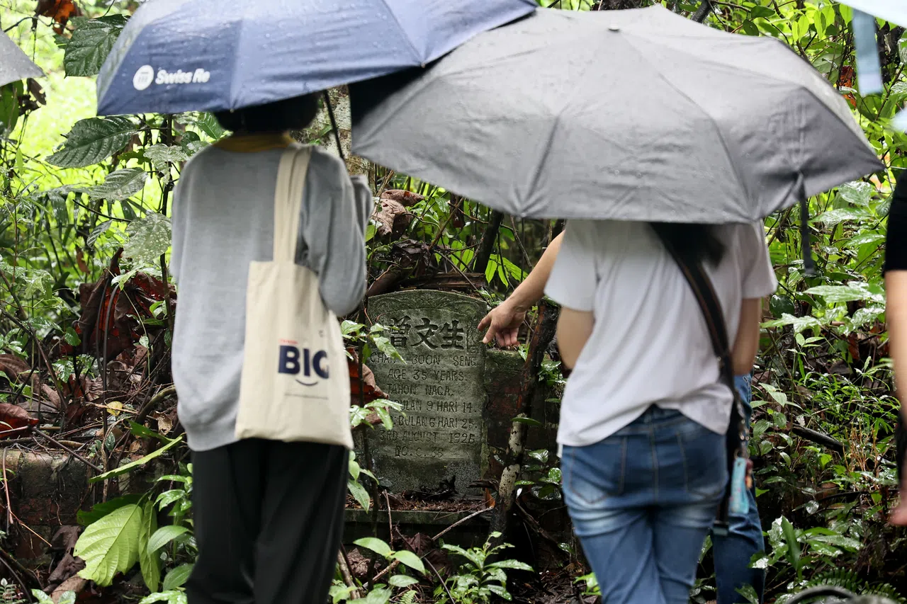 不时有导览团到武吉布朗坟场参观。（档案照片）