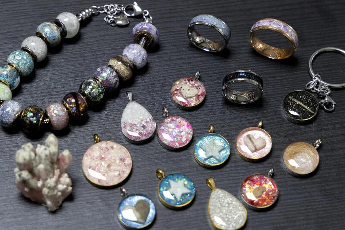 林芊慧的骨灰首饰样品。（陈来福摄） 