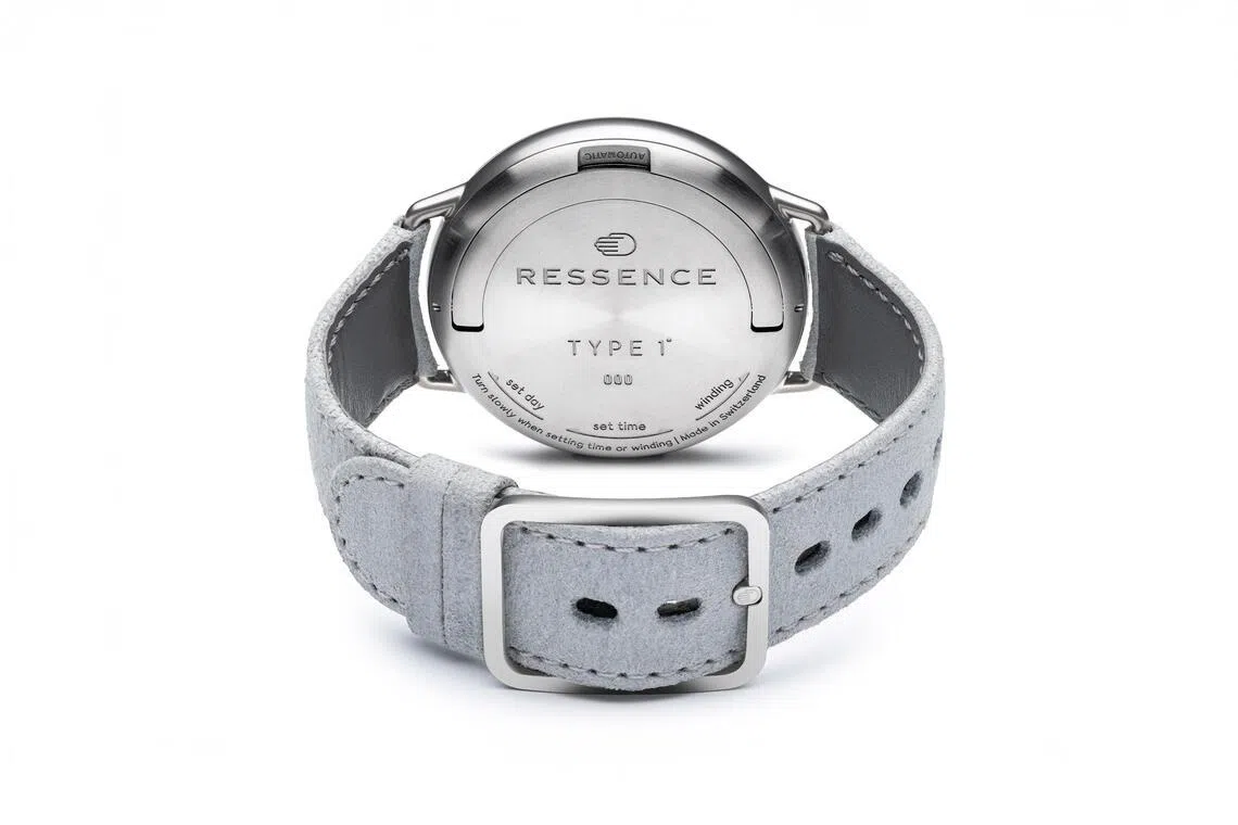 Ressence Type 1 Round Rose Gold背部折杆式调校机构取代表冠，展现Ressence“无冠”哲学。（Ressence提供）