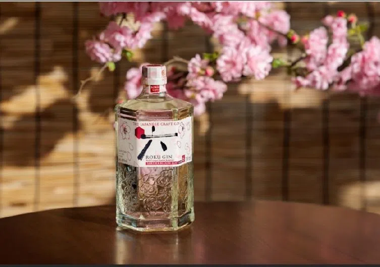 日本琴酒“六”樱花限量版突出樱花的甜香味。（三得利提供）