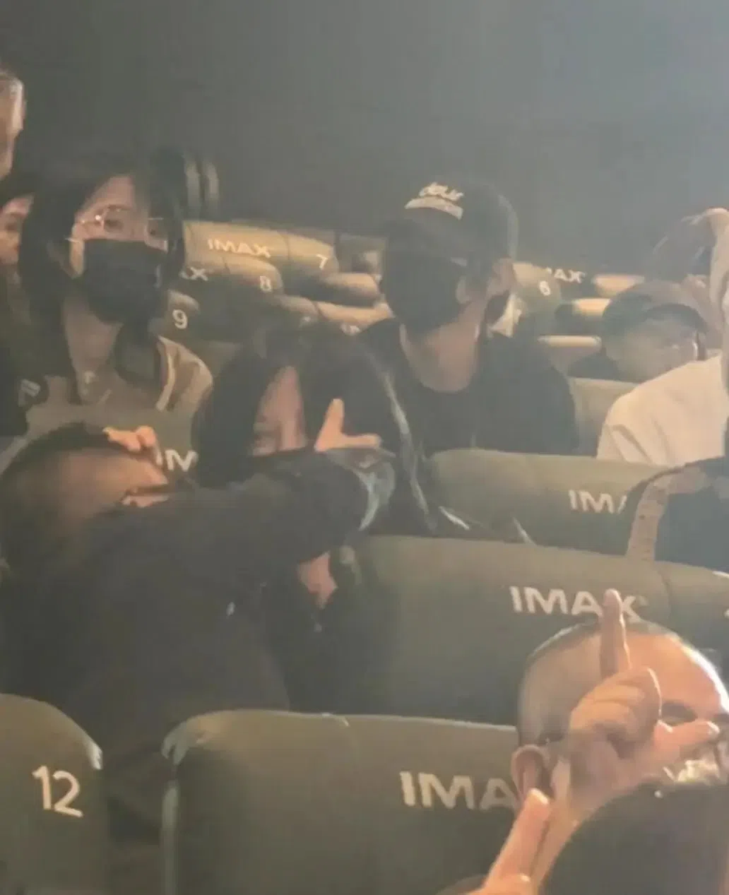 赵薇（被摸脸者）与编剧好友上演“摸头杀”。（互联网）