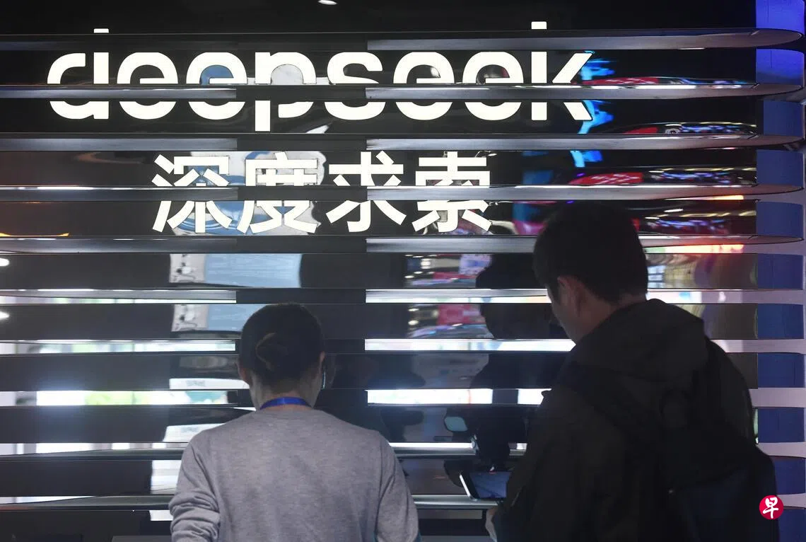 Image 16: 中国AI大模型的周调用量达到7.359万亿Token，连续三周超越美国。图为去年5月4日，人们在浙江省杭州市文三数字生活街区的AI黑科技市集上体验DeepSeek的人工智能大模型。 （新华社）