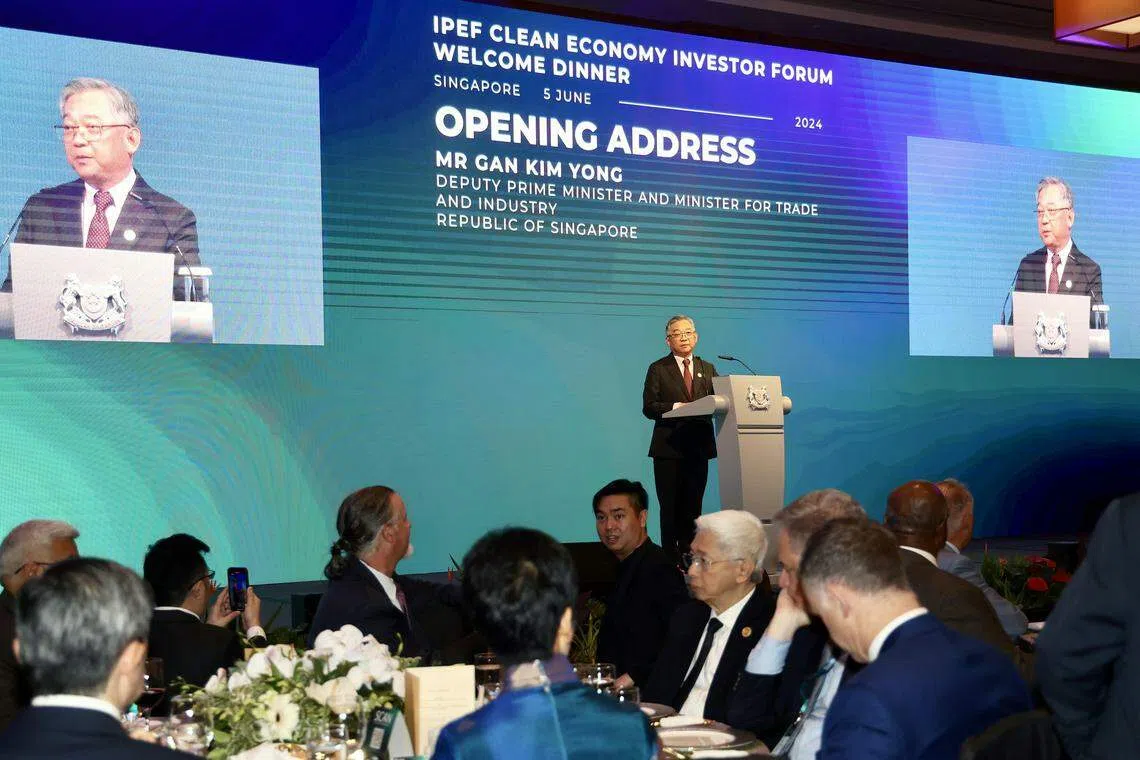 颜金勇星期三（6月5日）在印太经济框架清洁经济投资者论坛晚宴致辞时说，新加坡大力支持印太经济框架，合作伙伴已经取得了一些进展，但这只是开始。“我们必须要把这些协议转化为实实在在的成果，使我们的企业和人民受益。”（郑一鸣摄）