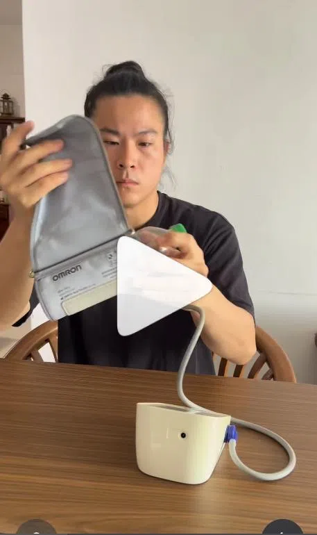 李文坡在影片中对塑料瓶悉心照料，还为它“量血压”。（视频截图）
