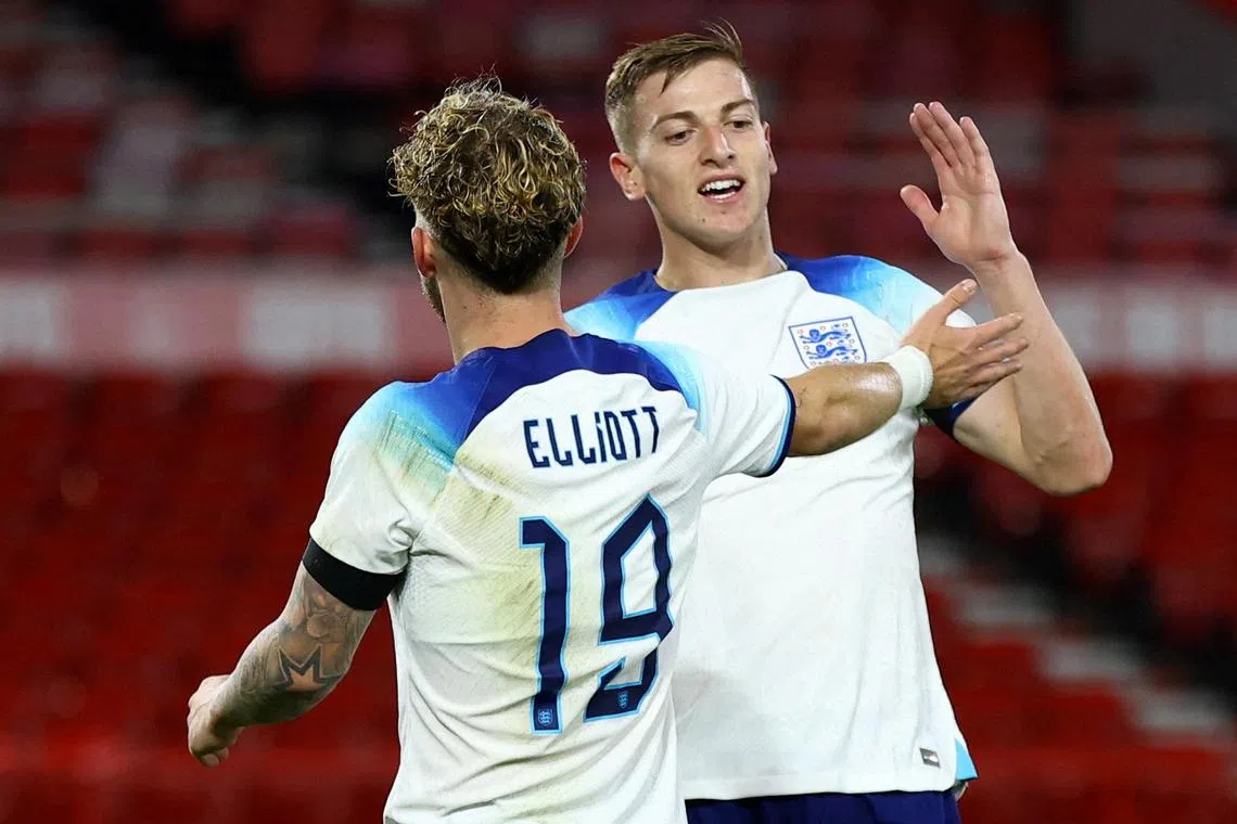 利亚姆·德拉普（右）去年代表英格兰参加了21岁及以下欧锦赛。利物浦21岁小将埃利奥特当时也是他的队友。（路透社）