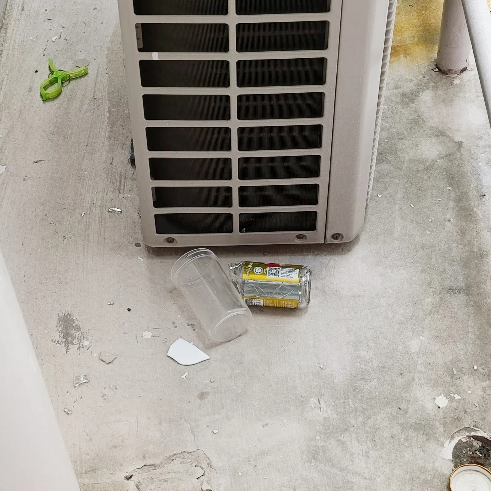 有居民的冷气压缩机处出现玻璃罐等垃圾。（受访者提供）