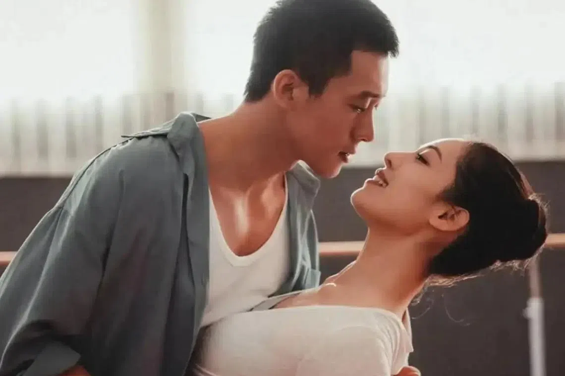 锺楚曦（右）与侯雯元演情侣也爆出恋情。（互联网）