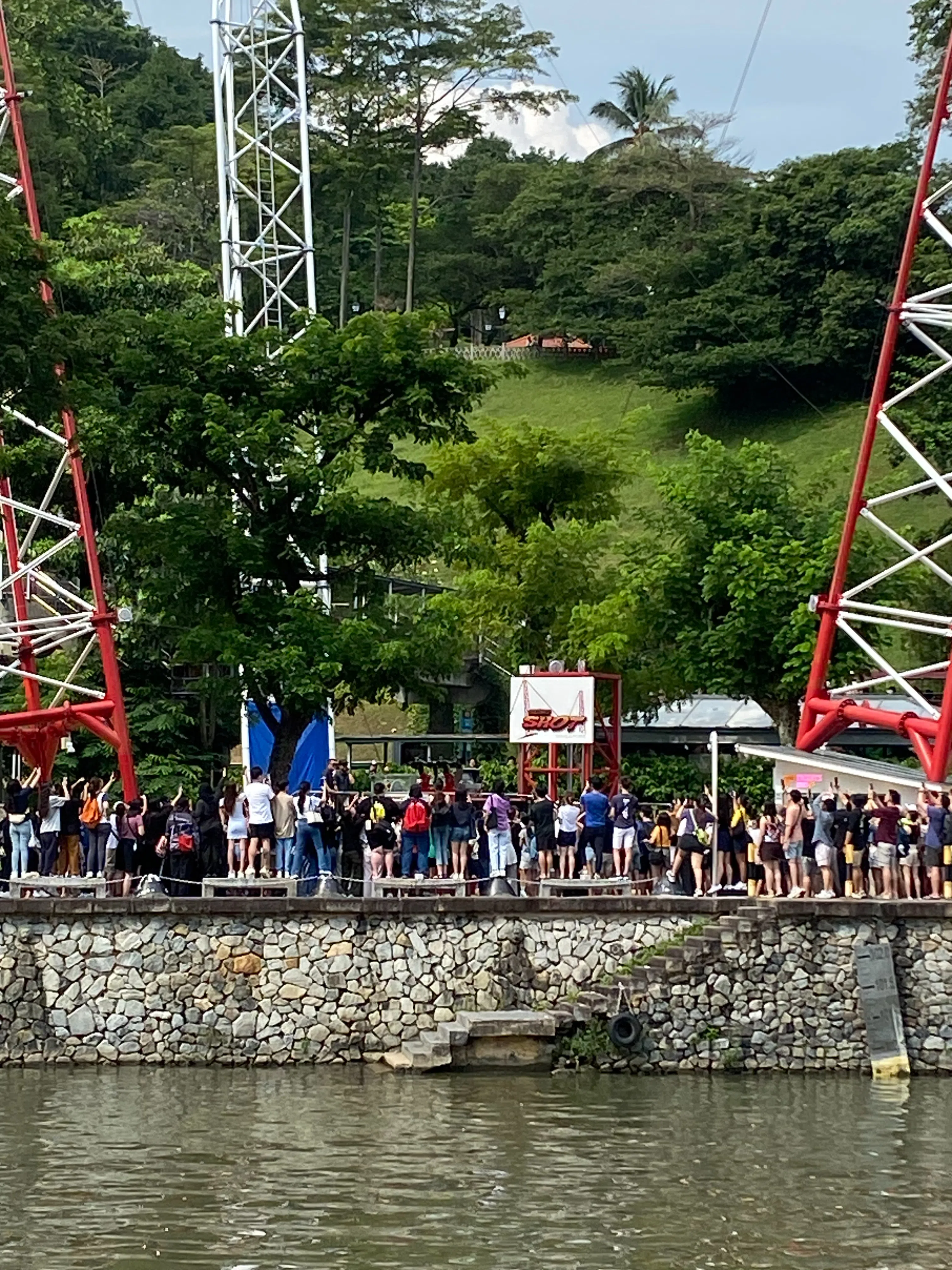 粉丝齐聚在克拉码头一睹RM团队风采。（受访者提供）