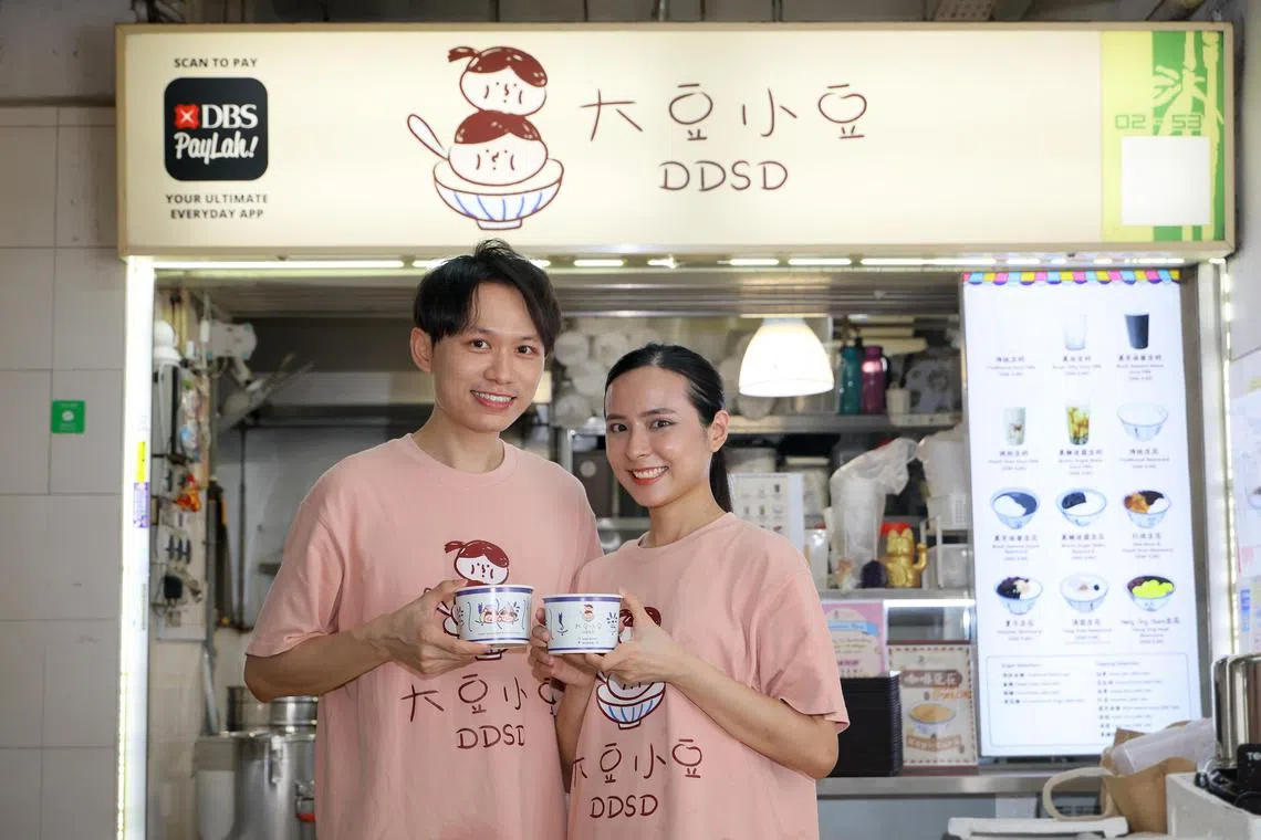 刘家浩（左）和李嘉美以传统方式制作无添加的豆花和豆浆。（龙国雄摄）