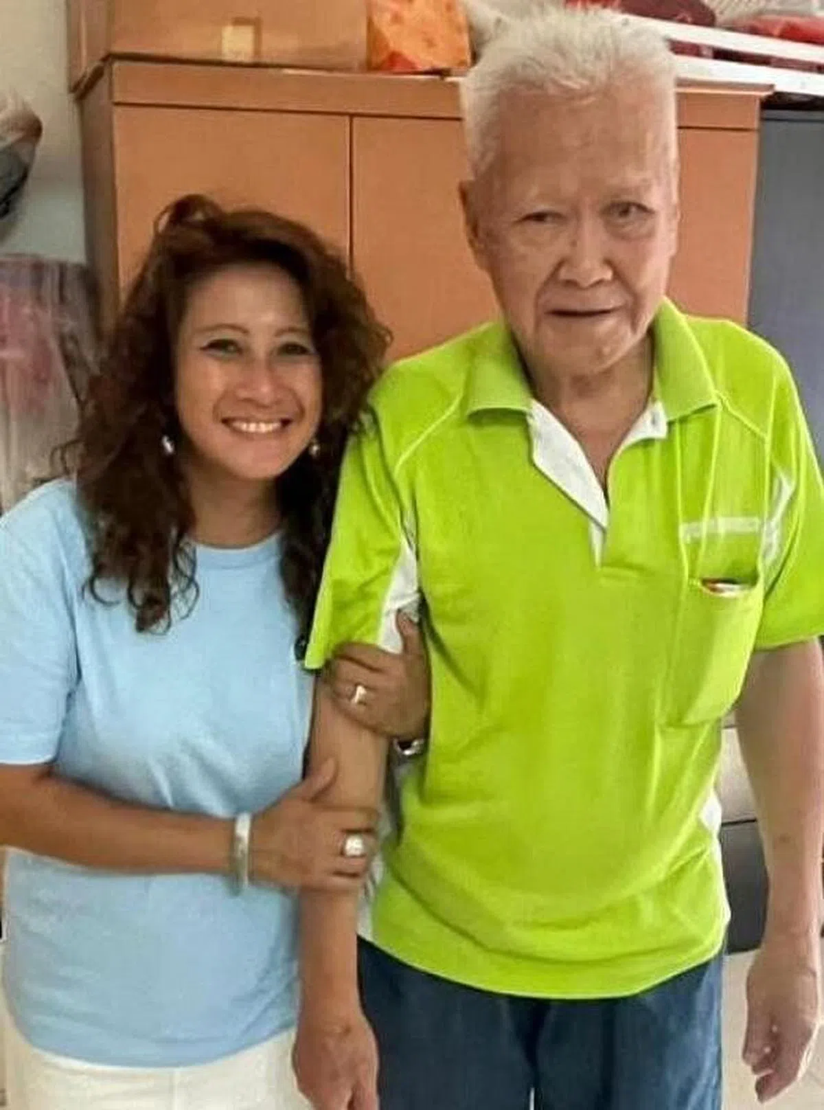 曹父与女儿爱玲30年后欢喜重逢 。（受访者提供）