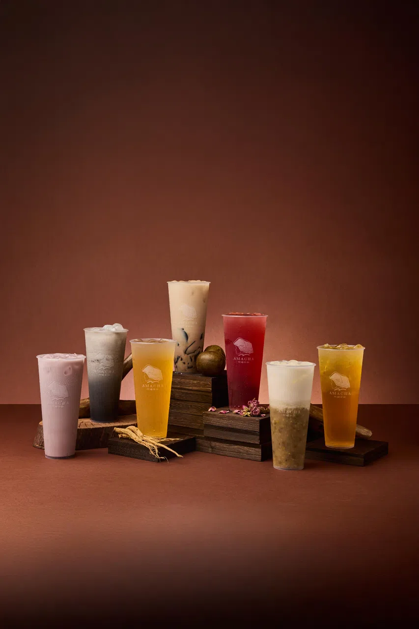 店家招牌推荐榜单的七大饮料，包括：晚安奶茶（左至右）、生发奶茶、熬夜茶、阿嬷凉方奶茶、养颜茶、清热奶茶，以及女神茶。（品牌提供）