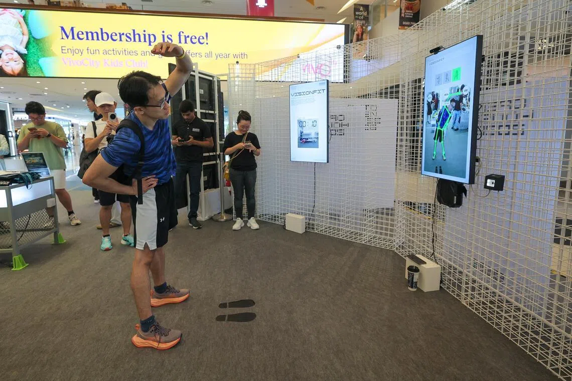 开放日现场也展出学生和校友设计的科技方案，展现人工智能等科技的实际用途，例如可协助使用者观察并纠正运动姿势的应用。（张俊杰摄）