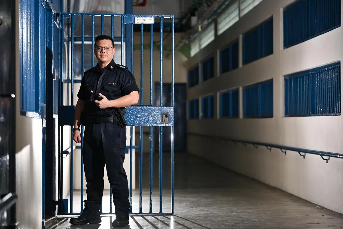 程志勇指青年们自尊心很强，要给予他们尊重，才能让他们敞开心扉。（海峡时报）