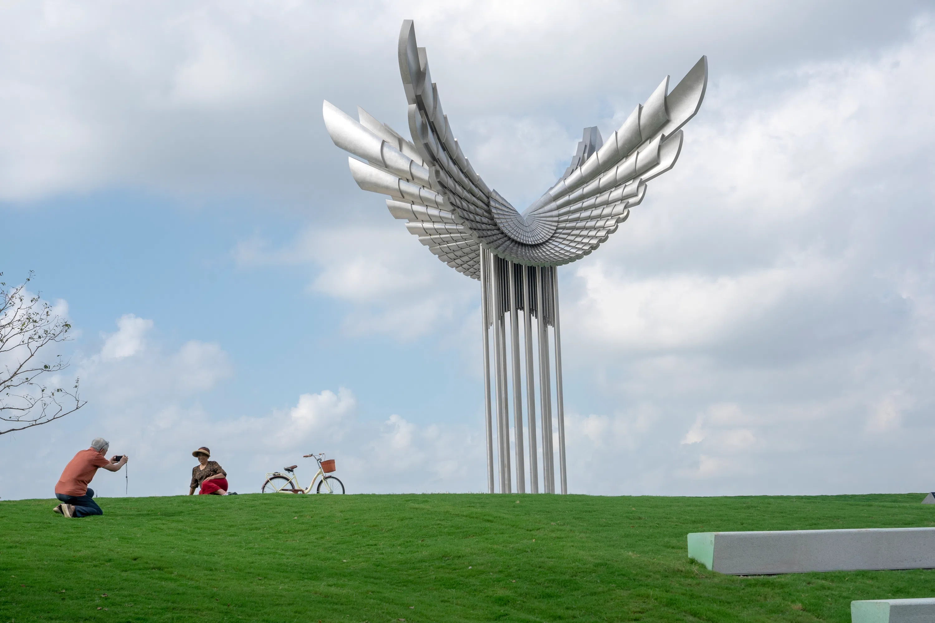 苏州园区金鸡湖畔的“飞翔”雕塑。（苏州园区提供）