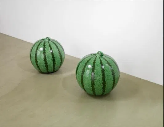 艾未未装置《西瓜》（2015）讨论复制、真实与集体生产的关系。（新加坡当代唐人艺术中心提供）