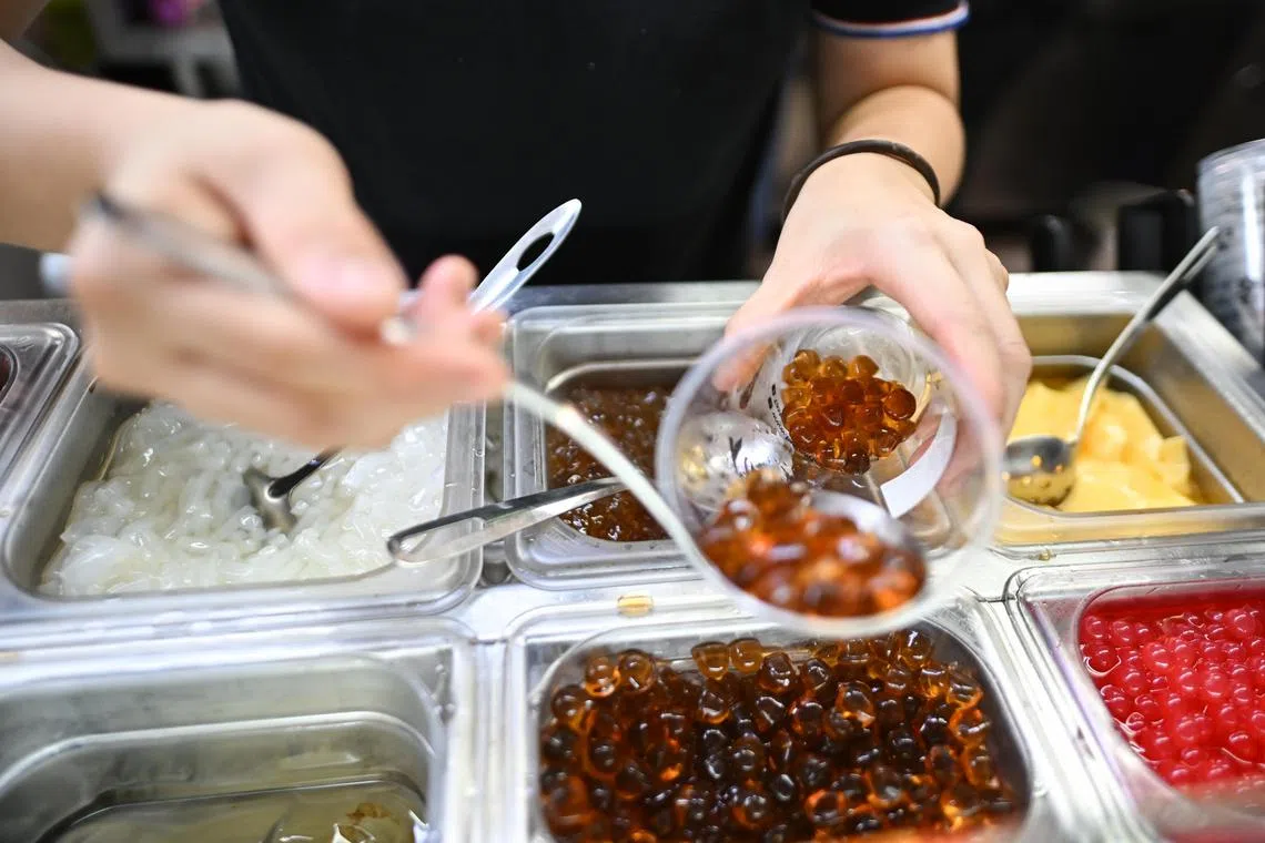 随着对茶叶认知更多及健康意识提高，消费者如今会追溯食材源头，追求更高品质且有时尚感的茶饮品牌。（档案照）