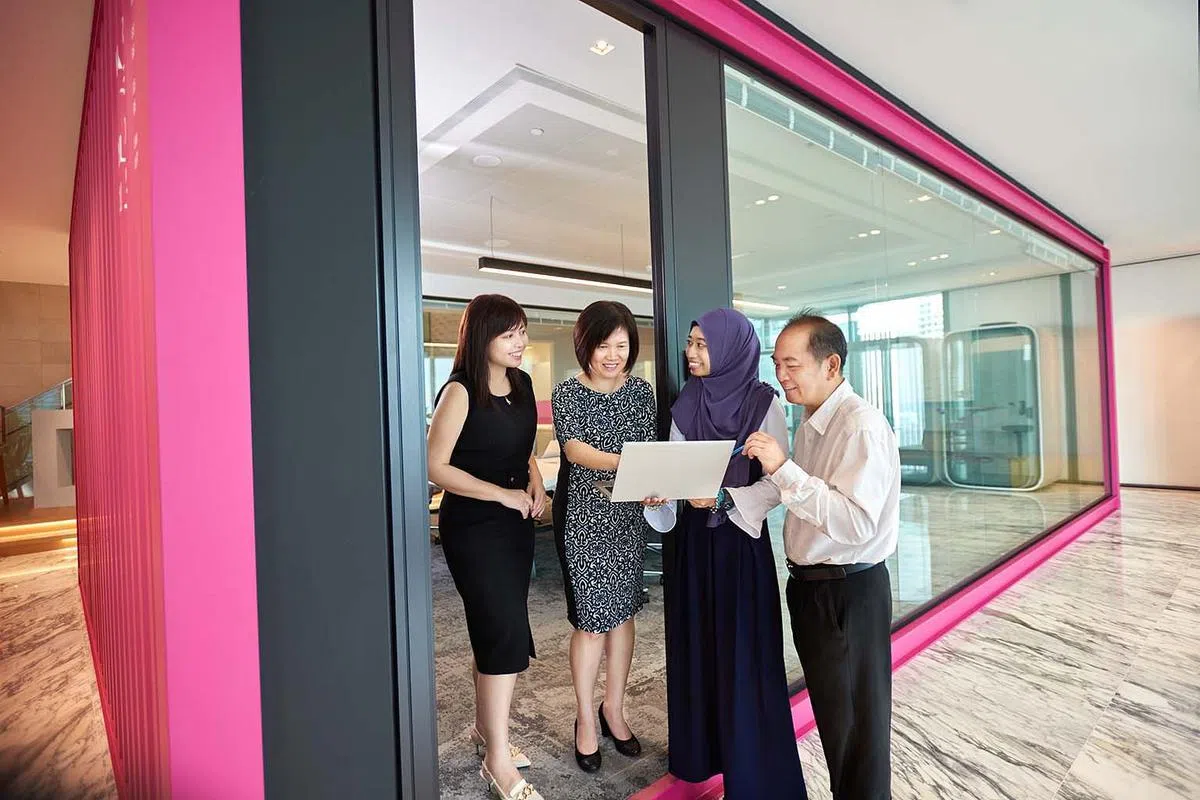 环球人力资源高级副总裁戴爱铃（左二）和团队积极确保每名雇员都通过持续学习提高生产力，为未来的新挑战做好准备。（图/新报业媒体）