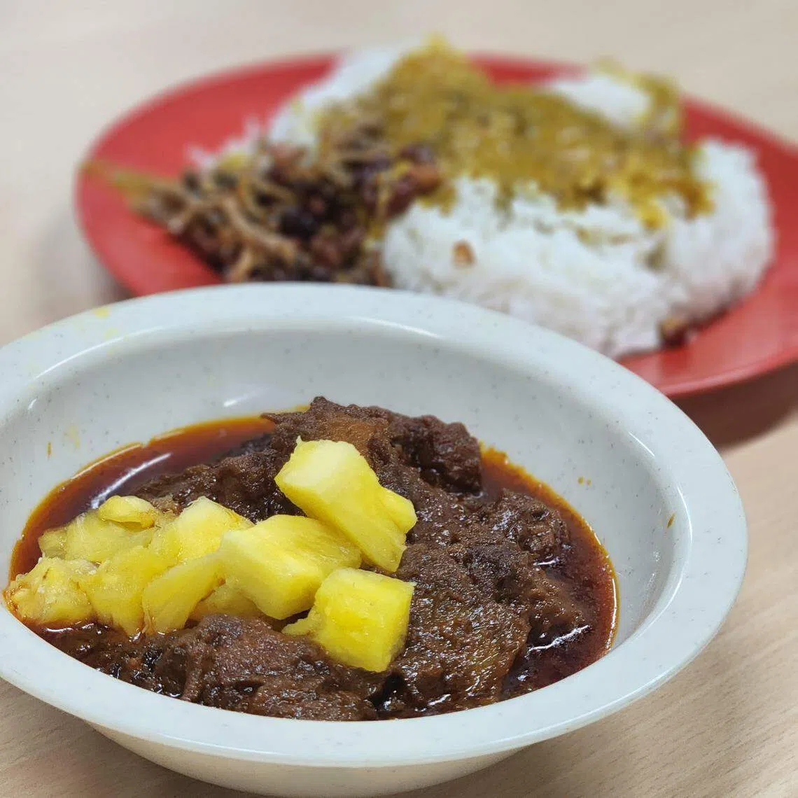 仁当羊肉以辛香料焖出独有风味。（陈爱薇摄）