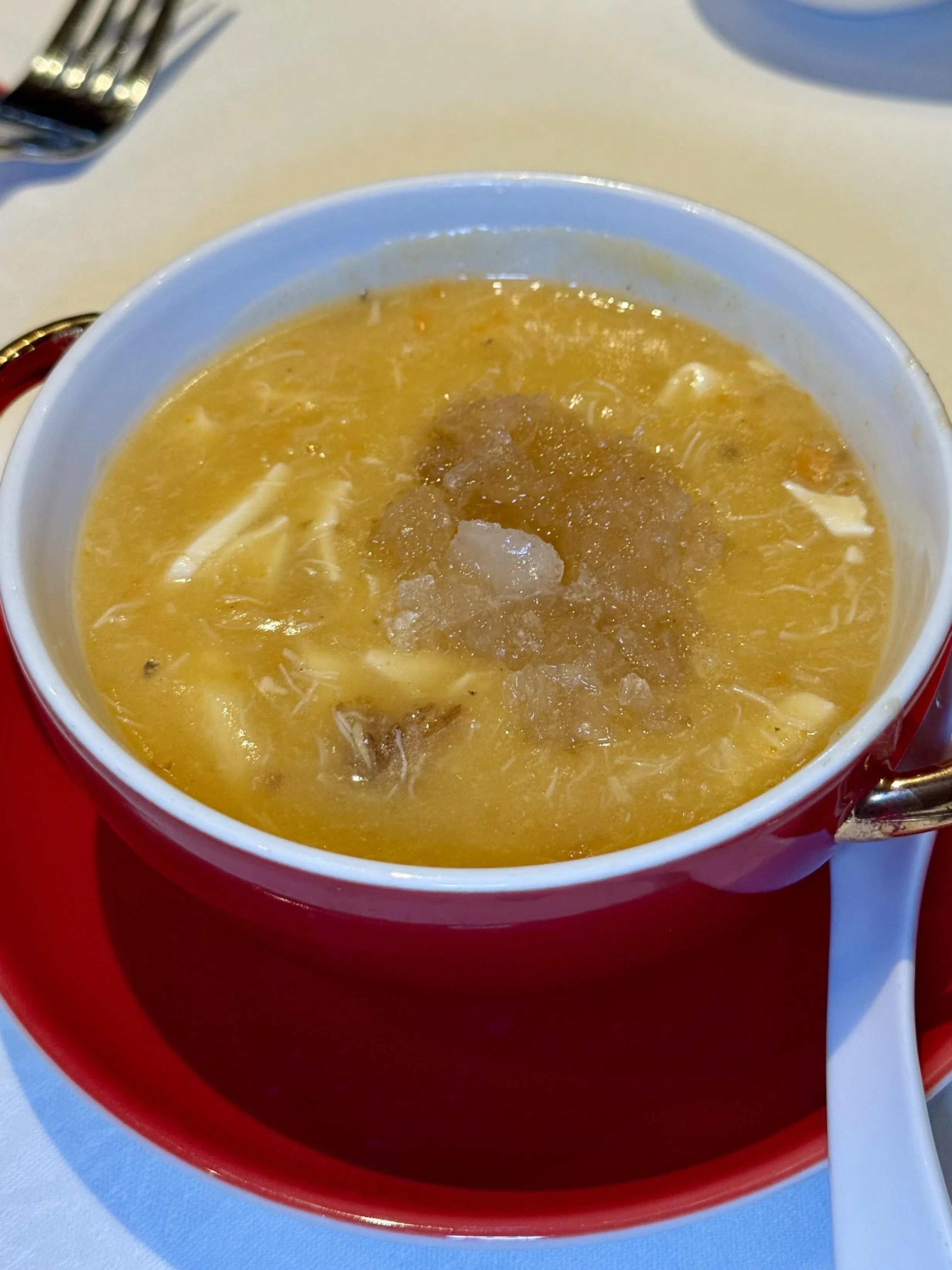 燕窝蟹粉豆腐羹，汤色金黄澄净，蟹粉丰腴，燕窝增添柔润口感。（叶晓虹摄）