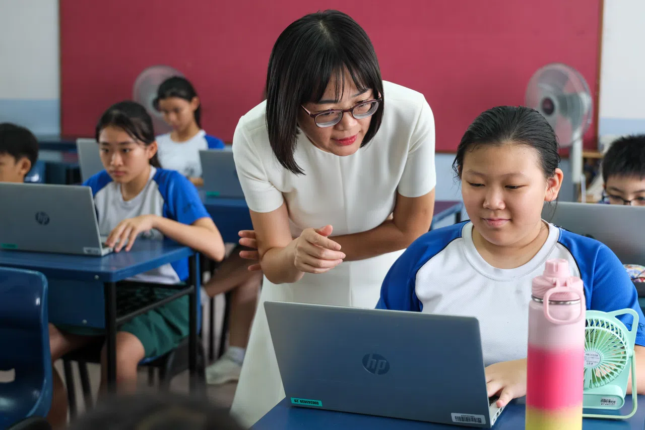 丁彩虹在教学上运用人工智能工具，如School AI和Snorkl，协助学生进行看图说话、阅读理解和口试准备。（张俊杰摄）