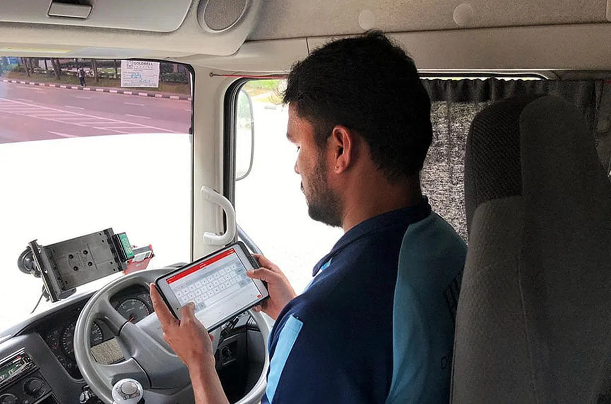 像豪率公司这样的数码平台（上图），让运输公司能更有效地管理其日常运营工作、快速地和司机沟通（下图），以及追踪潜在工作和卡车的位置。（图／豪率公司提供）