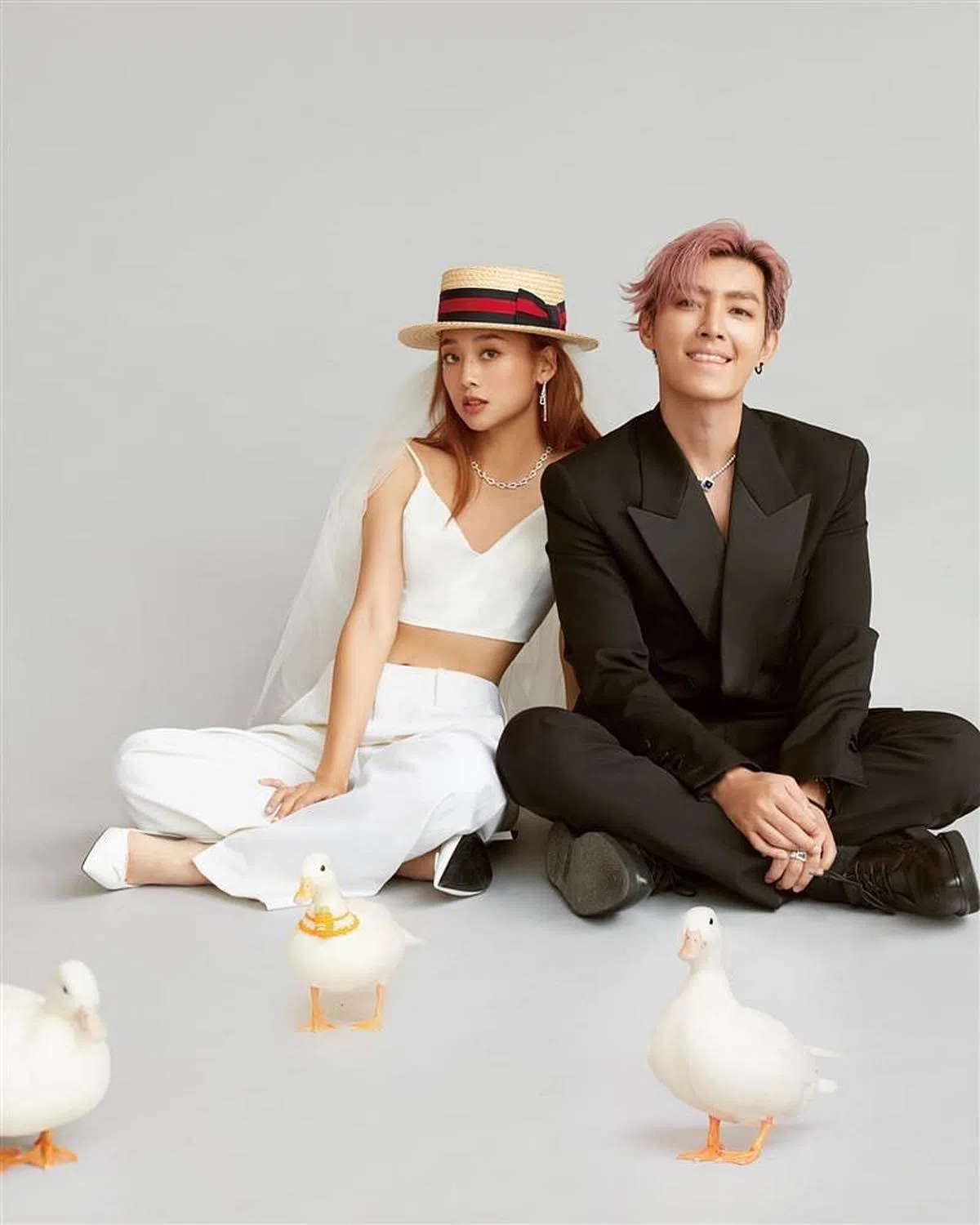 鬼鬼和炎亚纶为杂志拍摄“闺蜜结婚照”。（互联网）