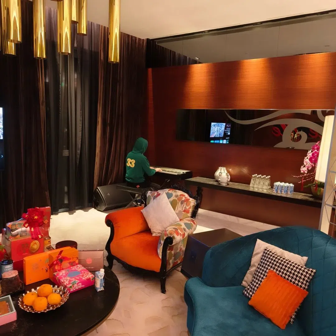 林有慧晒出老公的背影照，发文地点标记圣淘沙。（取自林有慧IG）