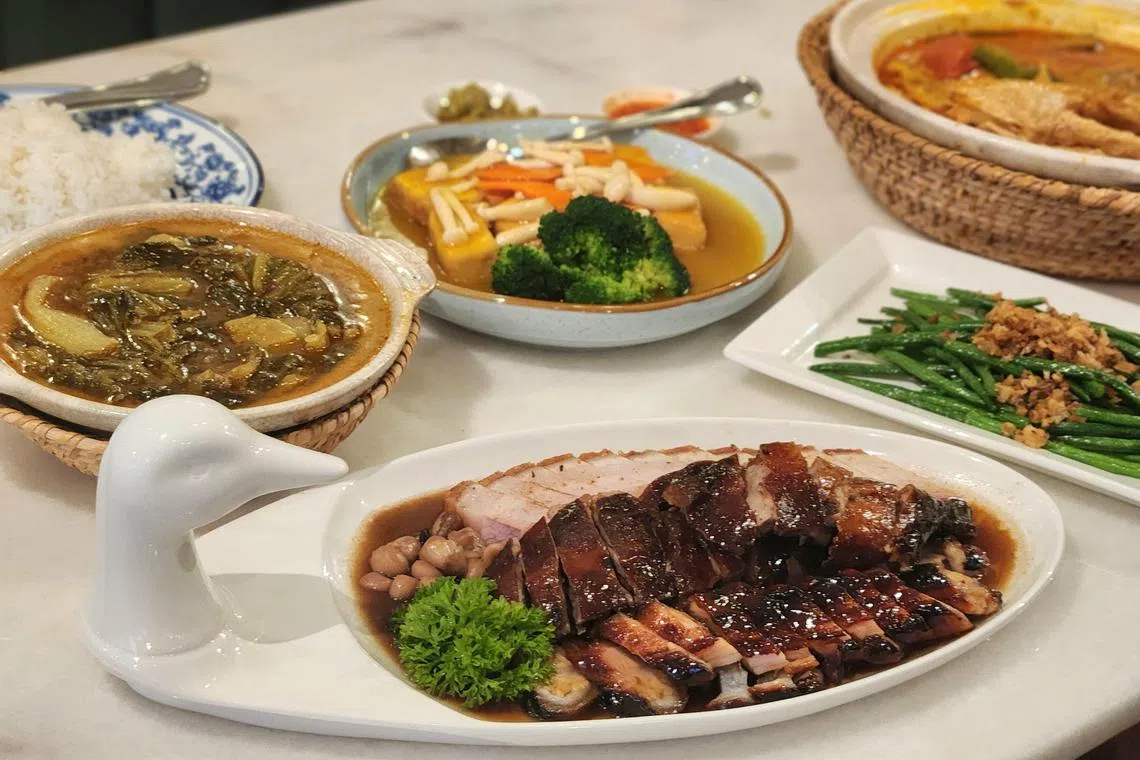 阿明帝皇鸭除了招牌烧味三拼（前），还有其他煮炒菜肴，召集多几个人一起去可以多点几道。（陈爱薇摄）