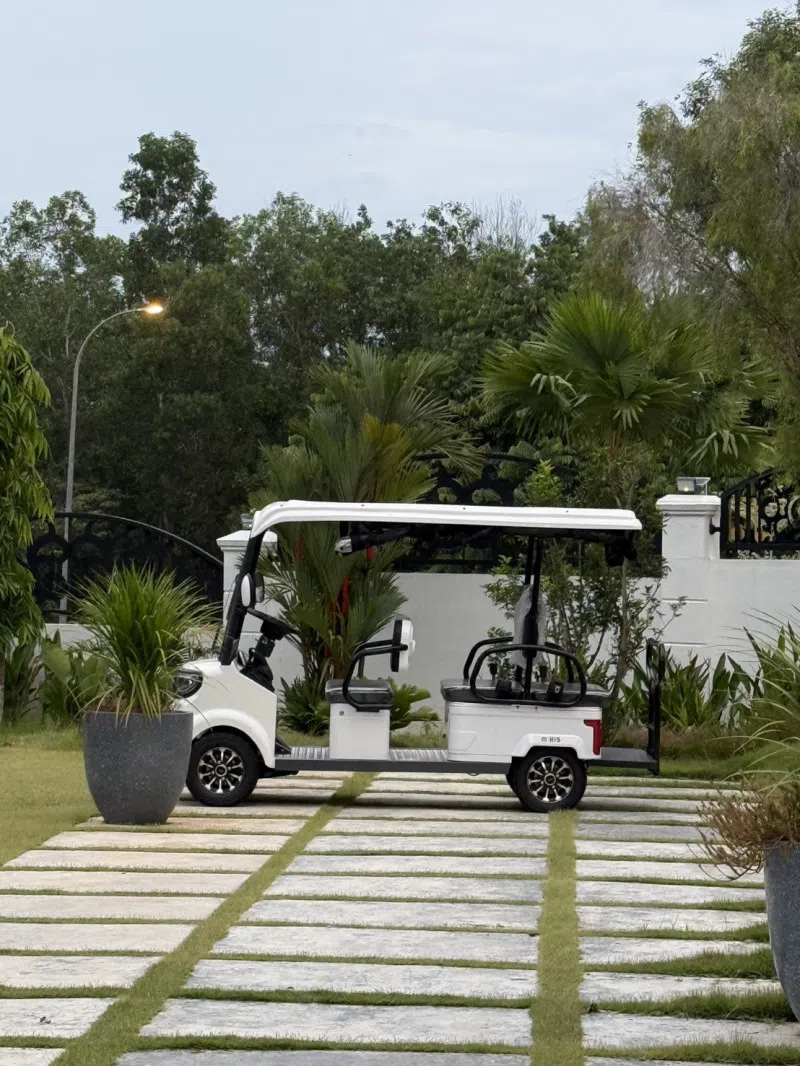 姜育恒在马六甲的豪华别墅就坐落于高尔夫球场内，随时可以搭高尔夫球车去打球。（取自《自由时报》）