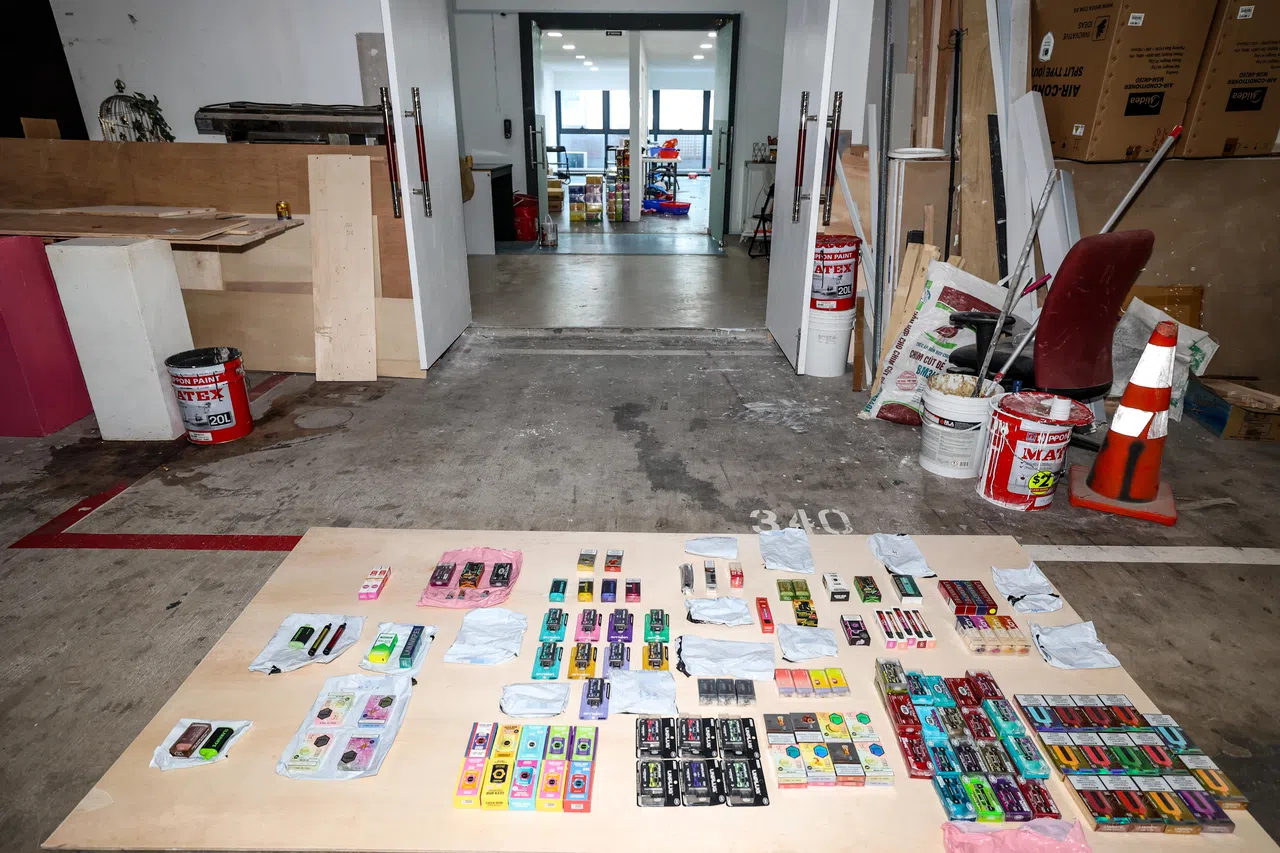 兀兰弄工业大楼位置僻静，鲜少有人往来。位于大楼最高层的电子烟仓库，设有两道门，无招牌，里头却内有乾坤，储藏超过8万1000个电子烟和相关配件。（关俊威摄）