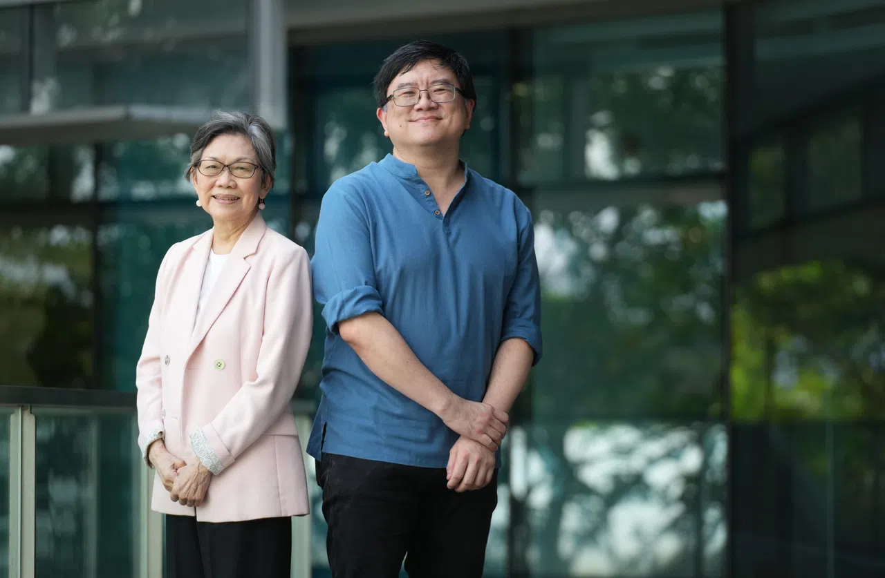 李光耀创新城市中心荣誉教授陈庆珠（左）和教授级研究员梁俊忠博士联合主编的新书《城市重启——新加坡的网络、联系与地方认同》，其中一章研究了淡滨尼、裕廊和兀兰这三个区域中心所发挥的作用。（谢智扬摄）