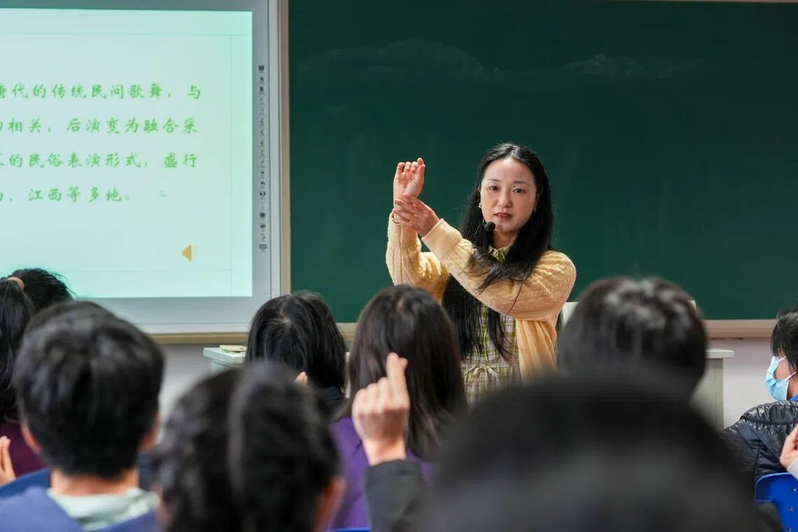 皋埠中学的老师认真地教导语特生用吴语歌唱跳舞。（中正中学摄影通讯员王梓轩摄）