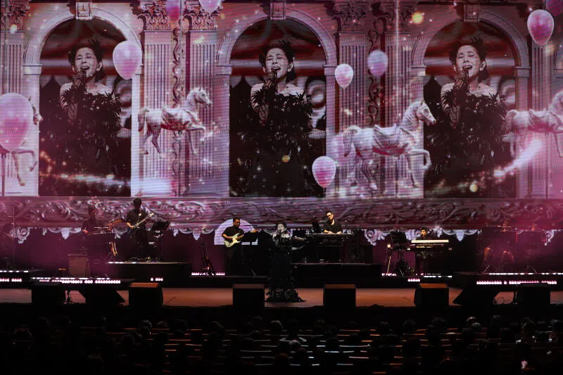 张清芳演唱会舞台背景布置如宫殿，还有白马围绕奔腾，别有气势。（关俊威摄）