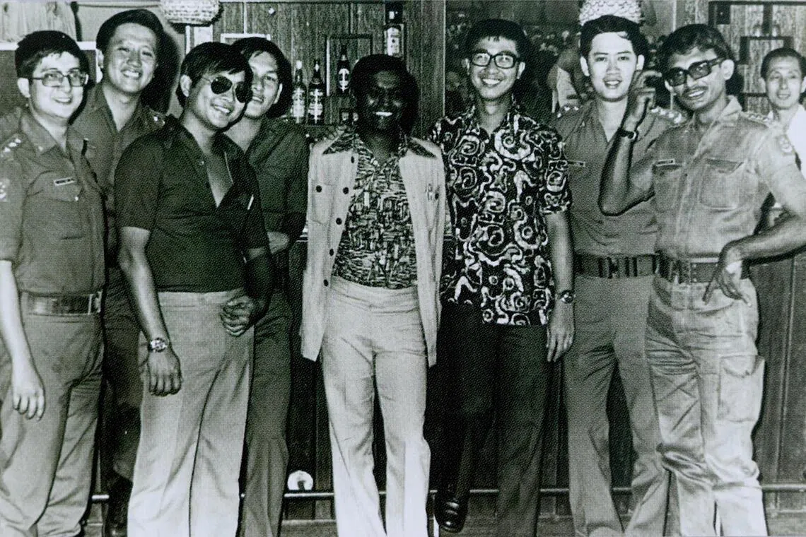 在绝后岛的工兵部队先驱，前排左一是陈建龙，后排左二是林耀平。（林耀平提供）