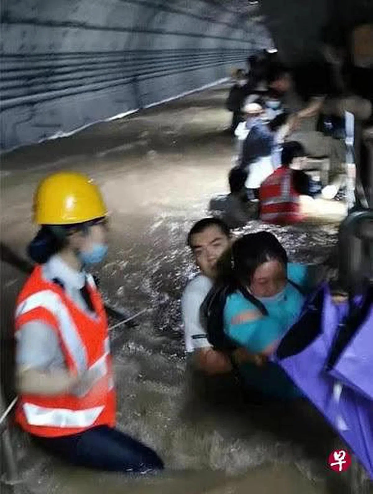 消防人员救援困在地铁站中的民众。（互联网） 