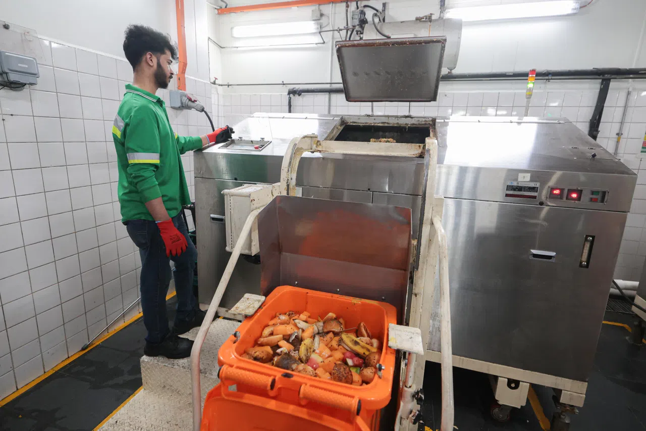滨海湾金沙也备有五台好氧发酵器（aerobic digesters），能把厨余转化成工业用水，再安全排入污水系统，有效减少垃圾量。（李冠卫摄）
