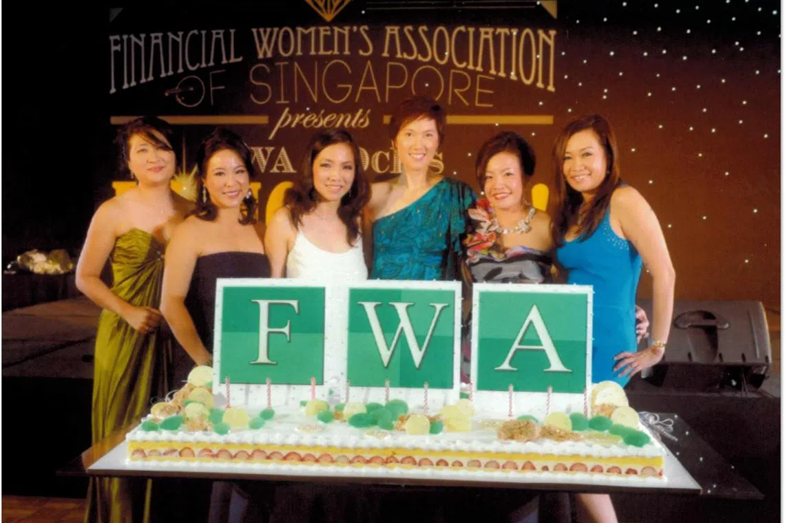 2010年，新加坡金融业女性协会十周年庆典上，留下的合影。左三是陈淑珊、左四是数码发展及新闻部长兼内政部第二部长杨莉明。（受访者提供）