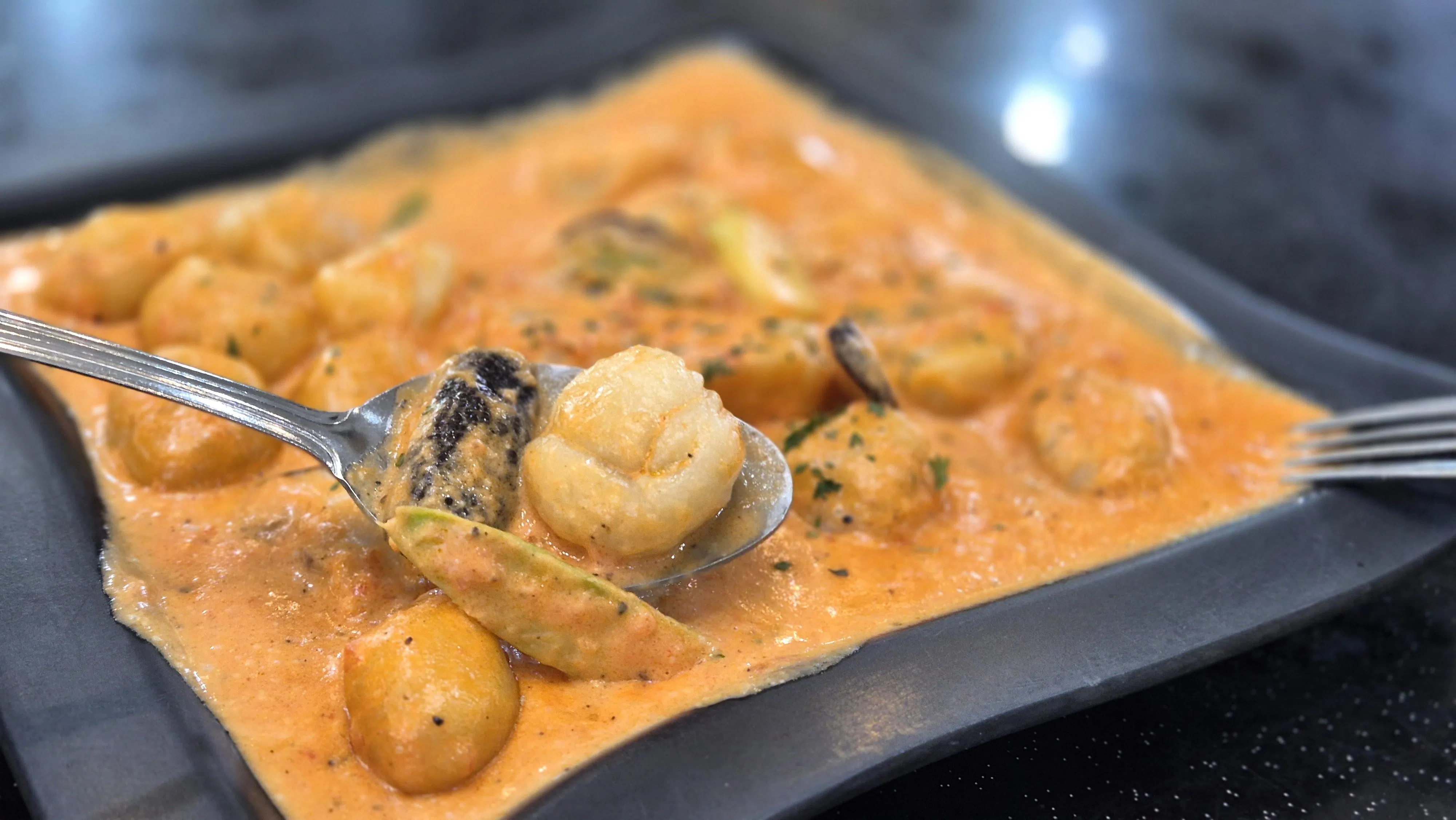 马铃薯面疙瘩（gnocchi）配搭芦笋片和磨菇片。（陈爱薇摄）