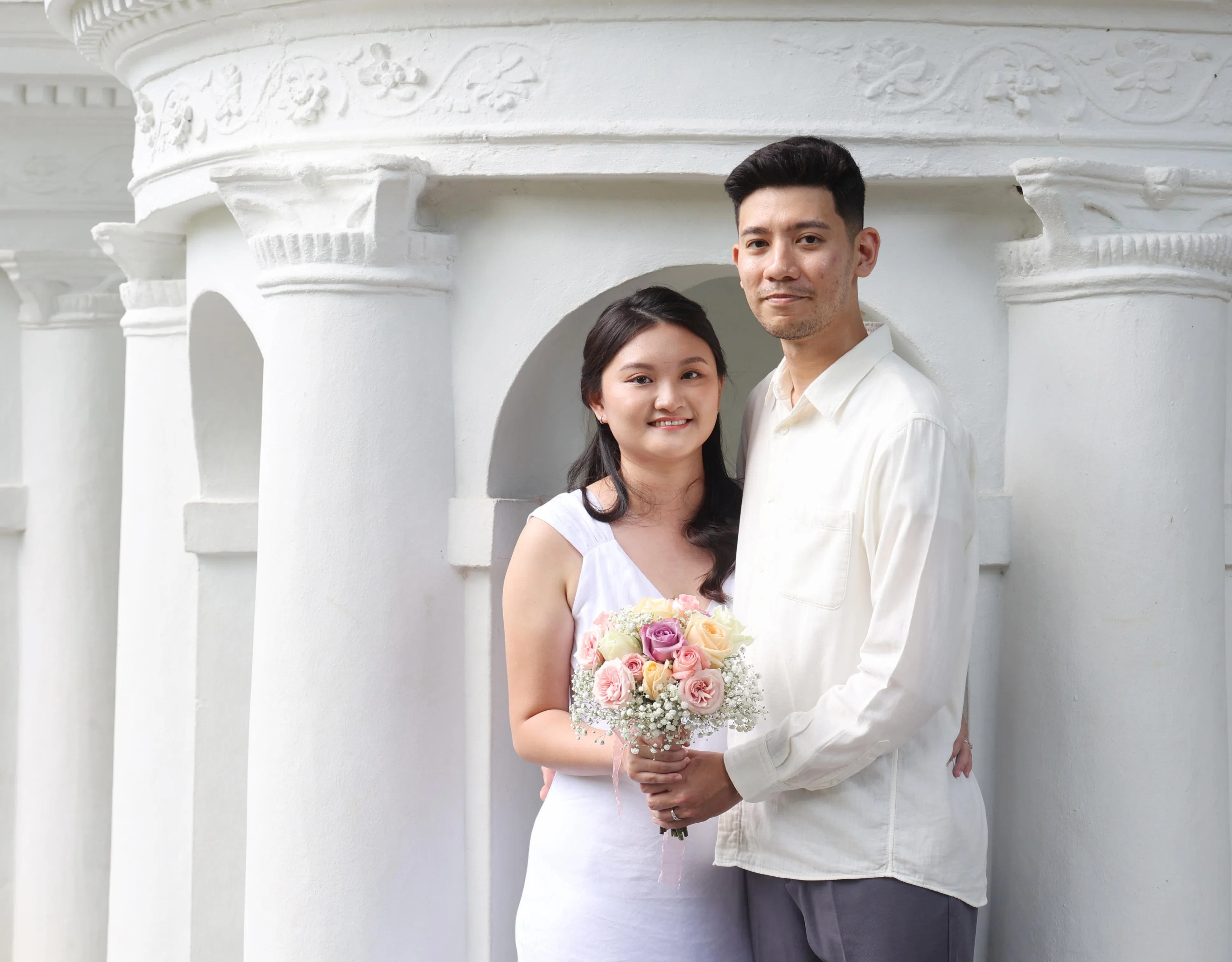 钟德明（右）与冯佳敏（左）爱情长跑10年，两人即将拿到组屋钥匙，在闰日结婚开启人生的新篇章。（唐家鸿摄）