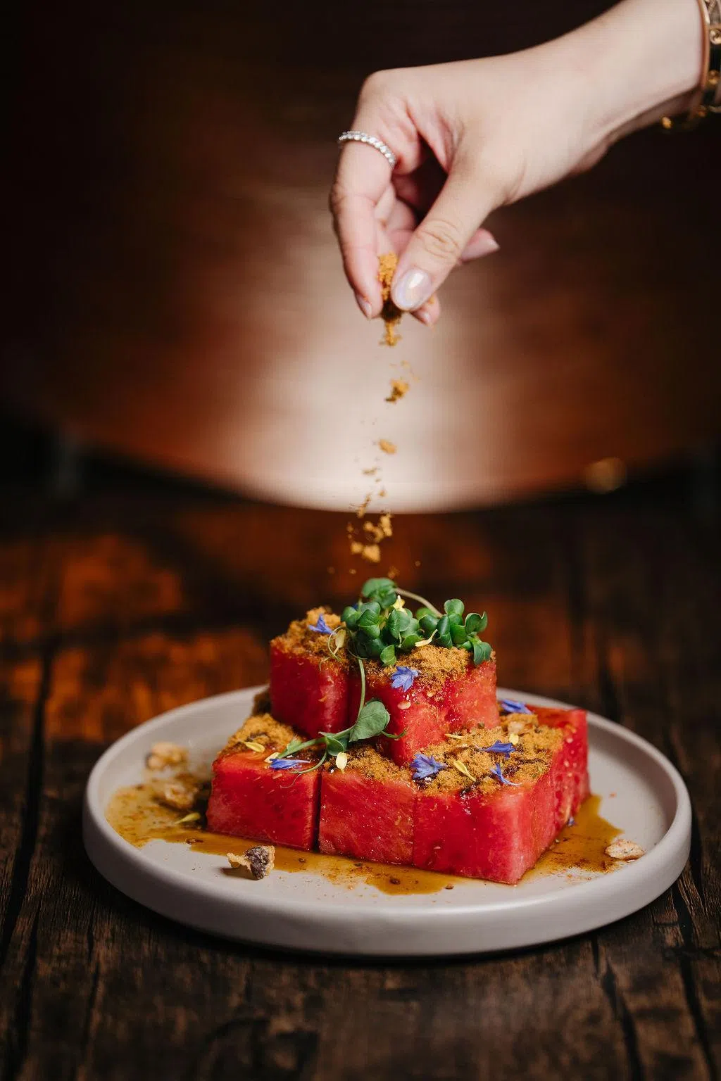 鱼松西瓜用东炎风味鱼松搭配西瓜，味道意外和谐美味。（餐馆提供）