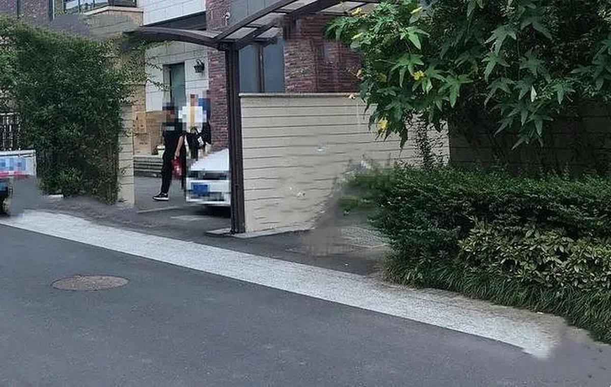 安徽一教师豪华别墅补课被群众举报后，当地教育部门现场查处。（互联网）