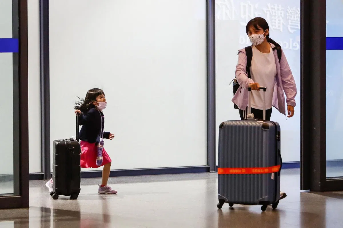 台湾结束对入境者强制性隔离的措施，重新开放边境。今年10月13日，桃园国际机场迎来第一批来自泰国的旅客。（法新社）