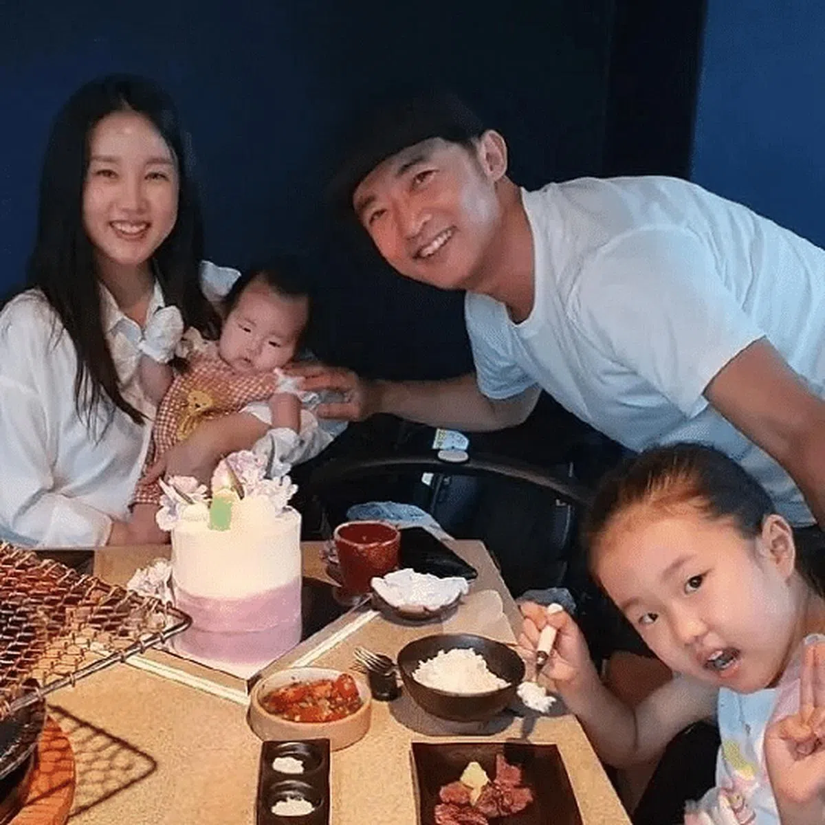 韩国鼻祖男神安在旭首次公开一家四口的照片。（互联网）