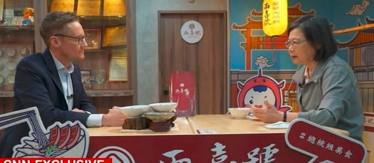 蔡英文（右）带CNN记者雷普利（左）到台湾著名小吃店“两喜号”吃炒米粉。（CNN视频截图）