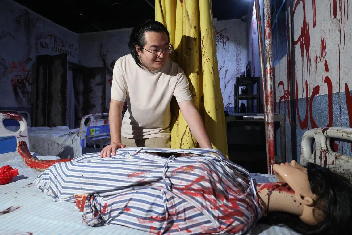近年中国网文行业迅速崛起，强大吸金能力吸引年轻人投身写作，但白金作家万里挑一。狐尾的笔透露，写网文也需要运势。（郑一鸣摄）