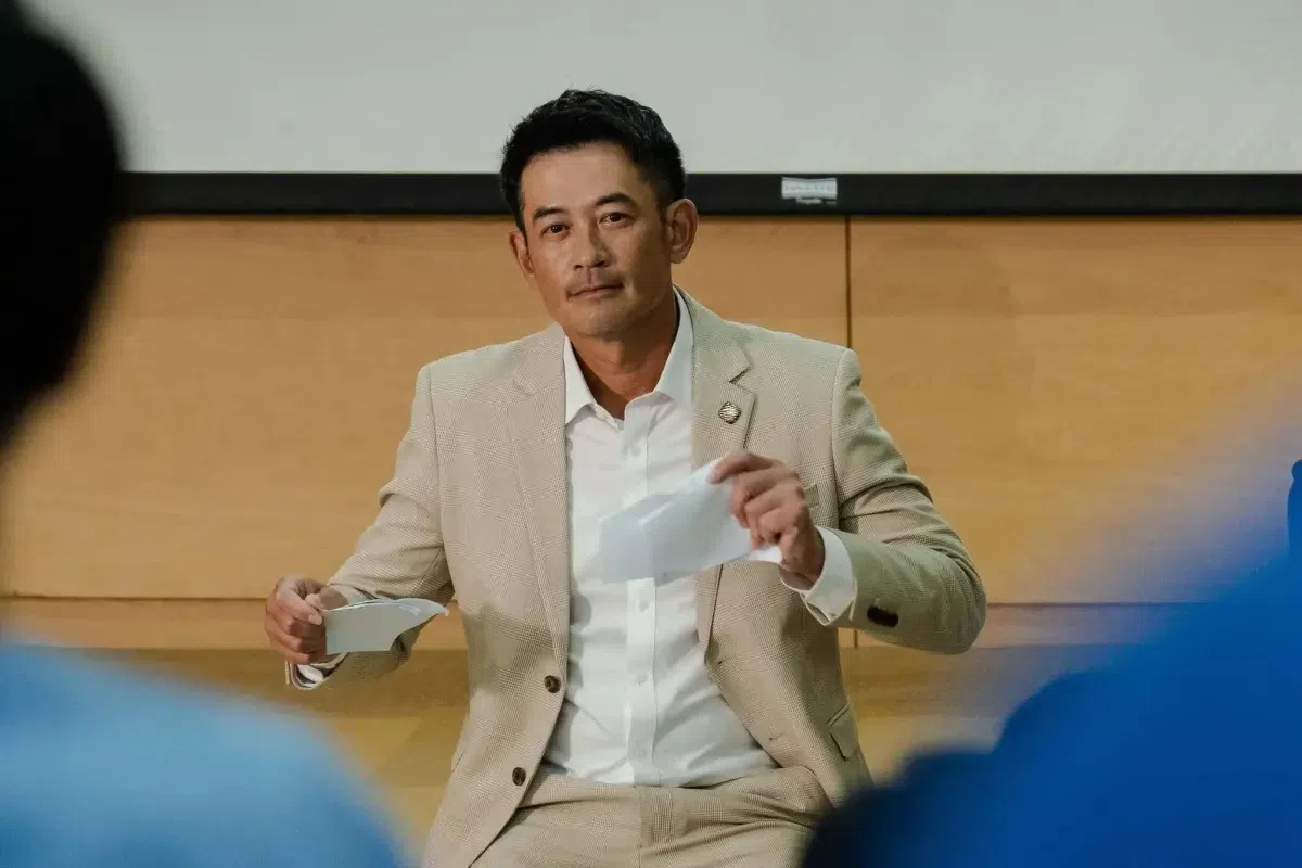 饰演院长的柯叔元样子看来疲惫，使得角色说服力大减。（互联网）