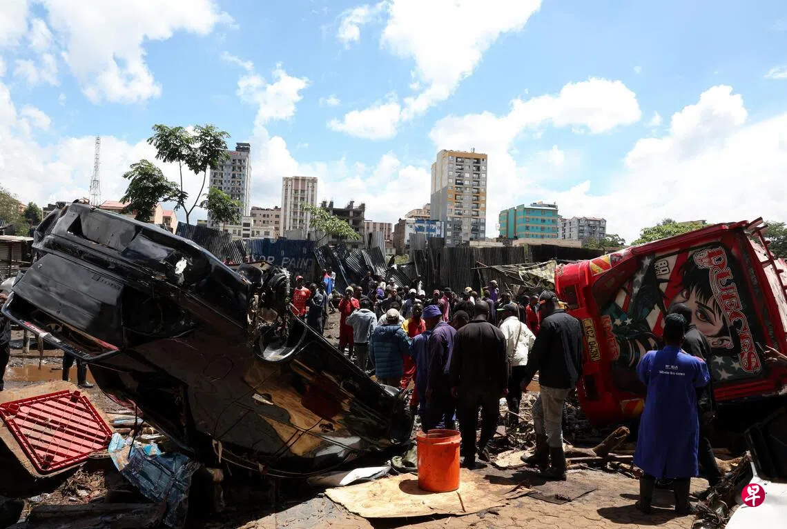Image 14: 3月7日，在肯尼亚首都内罗毕市中心汽车修理厂和二手零件交易商集中的格罗根地区，遭暴雨和洪水冲击的车子毁坏不堪。 （路透社）