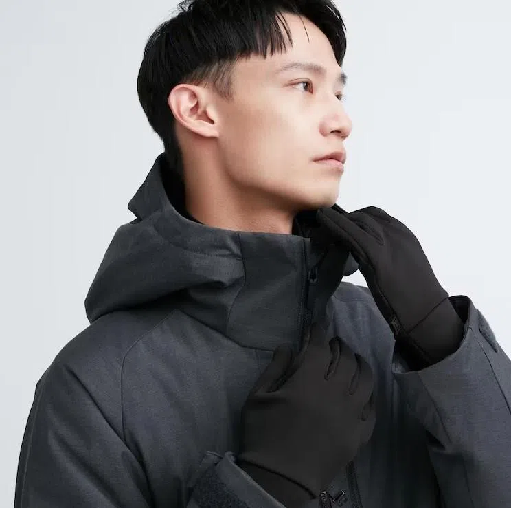 优衣库Heattech保暖弹性手套适合搭配冬季时髦穿着。（取自品牌官网）
