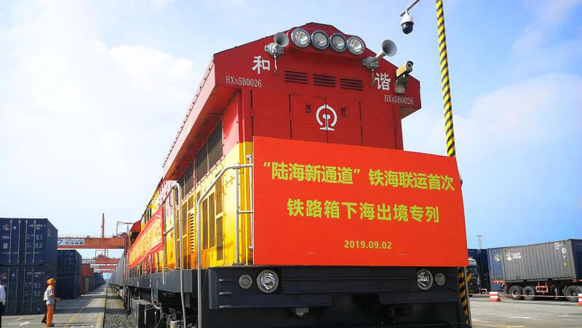 陆海新通道铁海联运辐射全球300余个港口。（重庆国际物流枢纽园区提供）